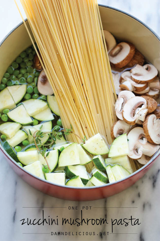 One Pot Zucchini Mushroom Pasta - A creamy, hearty pasta dish that you can make in just 20 min. Even the pasta gets cooked in the pot!