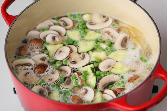 One Pot Zucchini Mushroom Pasta - A creamy, hearty pasta dish that you can make in just 20 min. Even the pasta gets cooked in the pot!