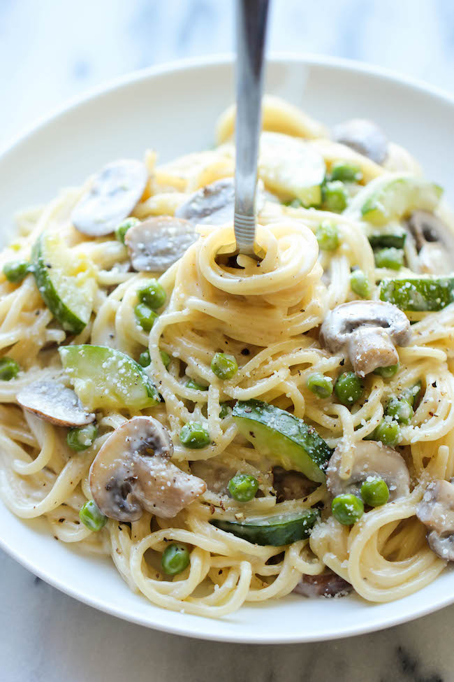 One Pot Zucchini Mushroom Pasta - A creamy, hearty pasta dish that you can make in just 20 min. Even the pasta gets cooked in the pot!