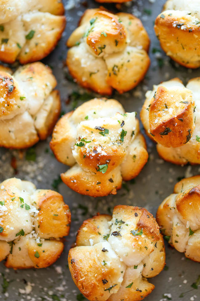 Mini Garlic Monkey Bread - Mini garlic bread that comes together in just 10 minutes - so buttery, so garlicky and just so easy!