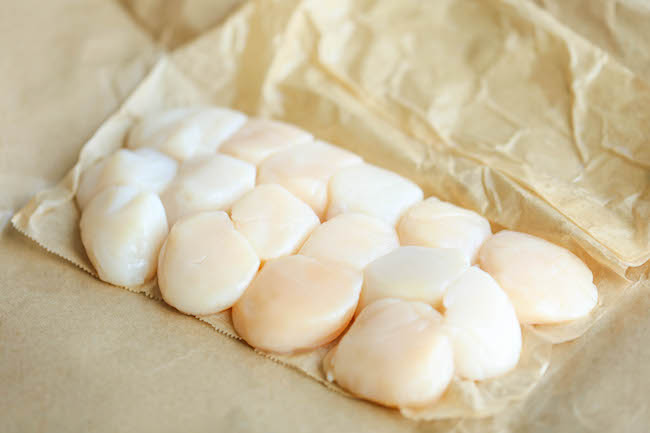 Lemon Butter Scallops - All you need is 5 ingredients and 10 minutes for the most amazing, buttery scallops ever. Yes, it's just that easy and simple!