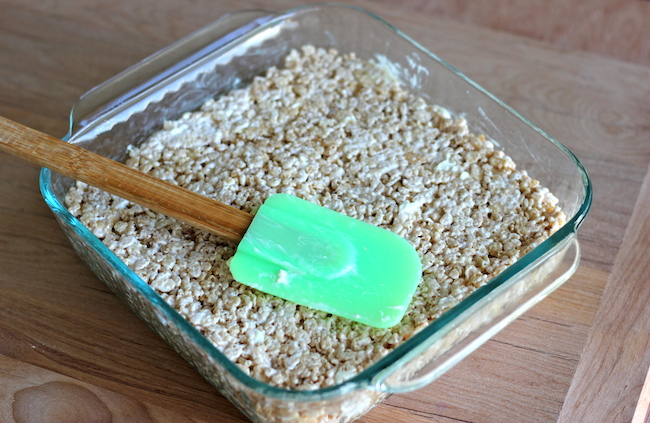 Brown Butter White Chocolate Rice Krispie Treats - How can you ever go wrong with browned butter and a decadent white chocolate glaze?!