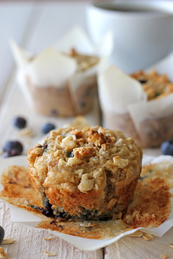 Blueberry Oatmeal Muffins with Granola Crumb Topping - The perfect way to start your mornings with these healthy, hearty muffins!