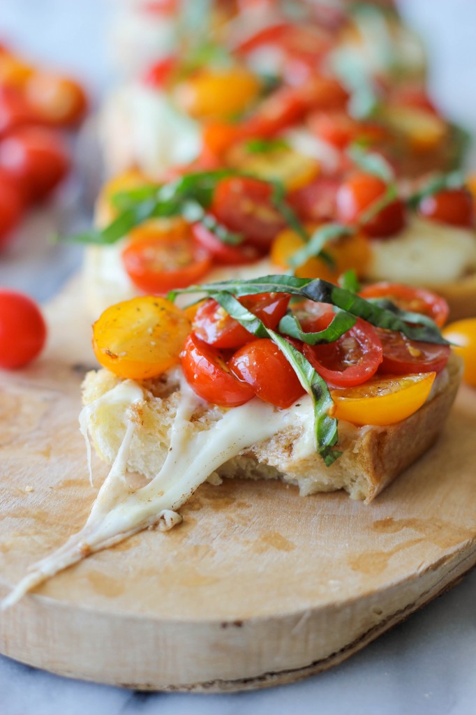 Baked Tomato Bruschetta - Enjoy the last days of summer with these melt-in-your-mouth mozzarella bruschetta bites!
