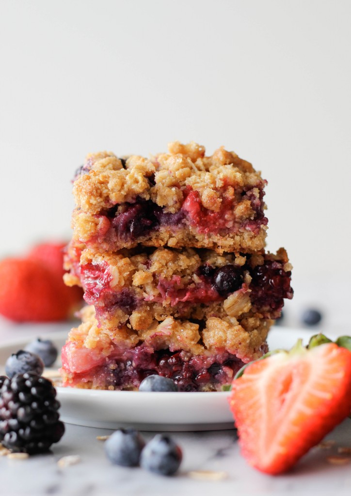 Berry Medley Oatmeal Crumb Bars - You can indulge in these bars guilt-free in all of its crumbly glory!