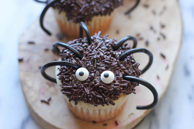Halloween Spider Cupcakes - These easy spider cupcakes are a must this Halloween, and such a fun way to get the kids in the kitchen!