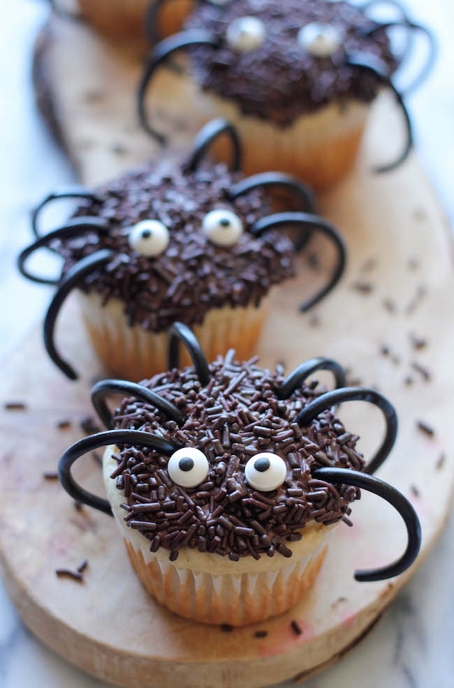 Halloween Spider Cupcakes - These easy spider cupcakes are a must this Halloween, and such a fun way to get the kids in the kitchen!