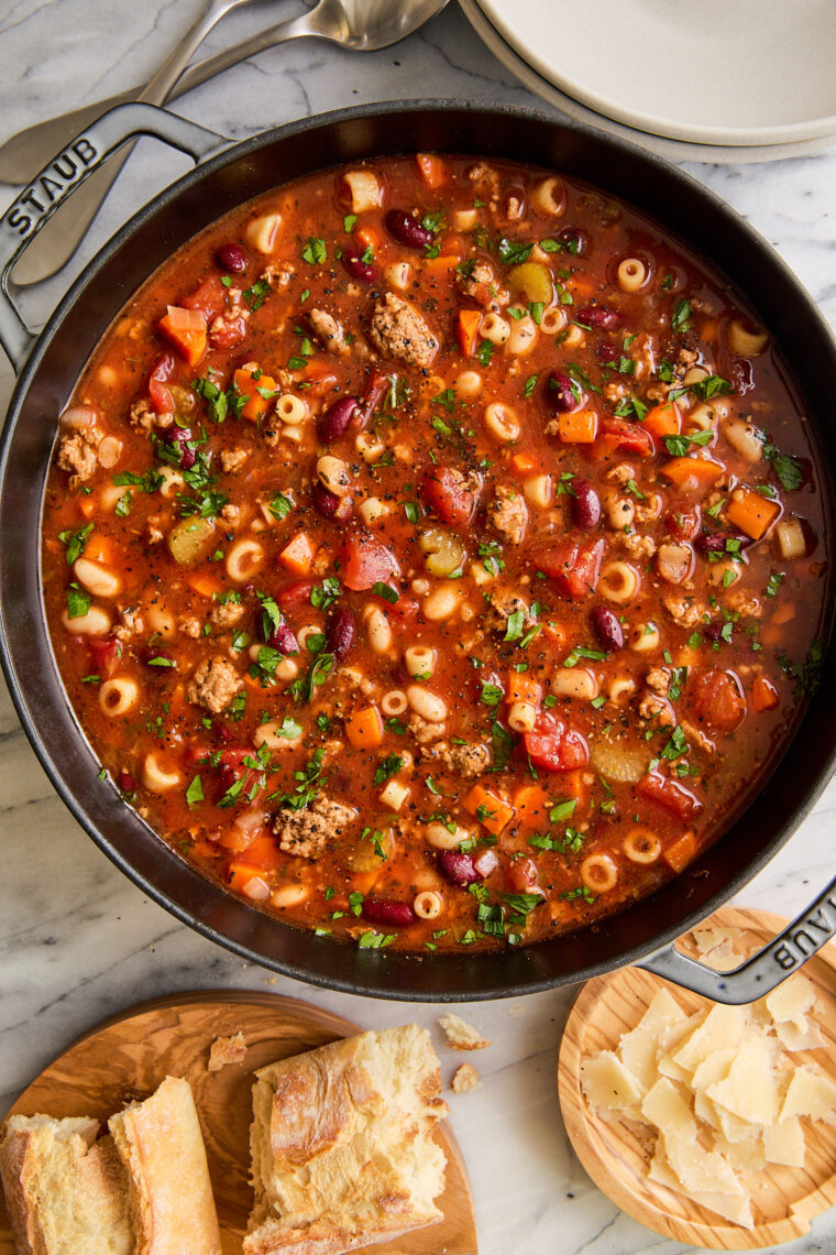 Olive Garden Pasta e Fagioli - A super easy, no-fuss copycat recipe that's wonderfully hearty and comforting, except it tastes 100x better!