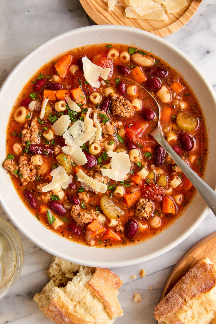 Olive Garden Pasta e Fagioli - A super easy, no-fuss copycat recipe that's wonderfully hearty and comforting, except it tastes 100x better!