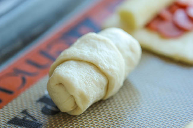 Pizza Roll Ups - These cheesy 5-ingredient pizza roll-ups come together so quickly and easily without the fuss. Perfect for snacking or game day!