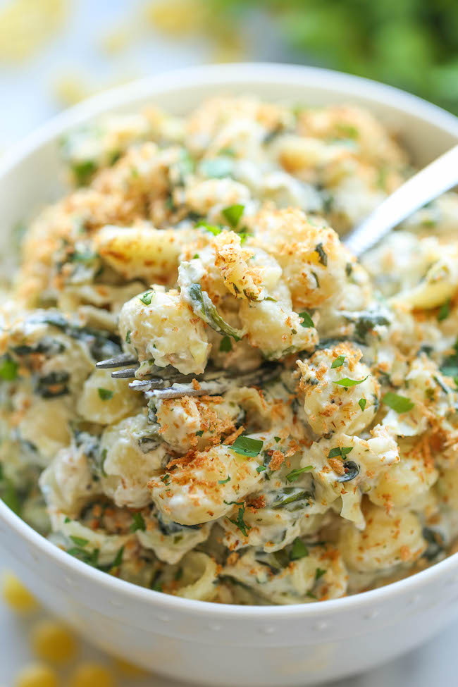 Spinach and Artichoke Mac and Cheese - So creamy, so cheesy and so easy to make in just 25 min. And it's lightened up with only 369 calories per serving!