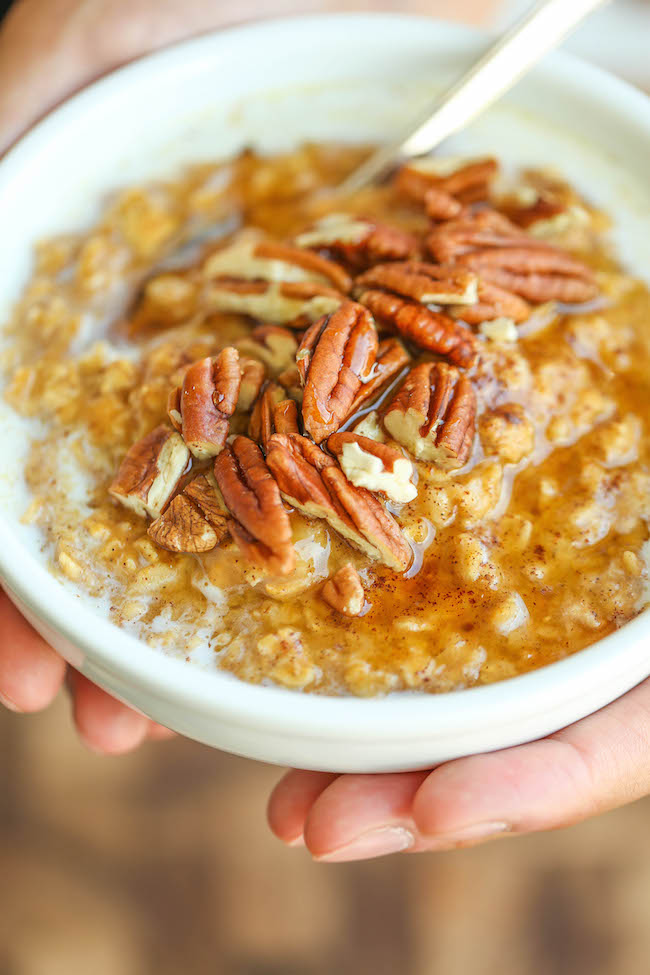 Pumpkin Pie Oatmeal - Yes, pumpkin pie for breakfast is completely acceptable! And it's not only super healthy but this comes together in just 10 min! EASY!
