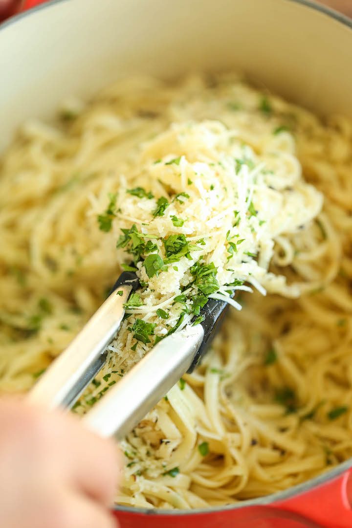 Parmesan Garlic Spaghetti - 5 ingredients. 20 minutes. With melted butter, garlic and freshly grated Parmesan. A winning combination for the ENTIRE family!