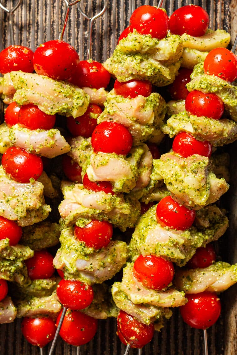 Chicken Pesto Kabobs - No-fuss easy peasy 4-ingredient kabobs! Make ahead of time (bake or grill) so you can whip this up anytime, anywhere!