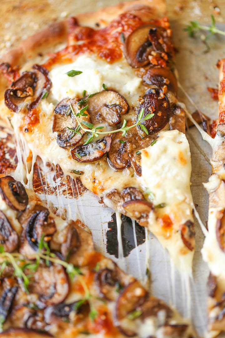 White Mushroom Pizza - The BEST pizza for all cheese and mushroom lovers! Loaded with 2 types of cheese and garlic herb sautéed mushrooms!! AMAZING.
