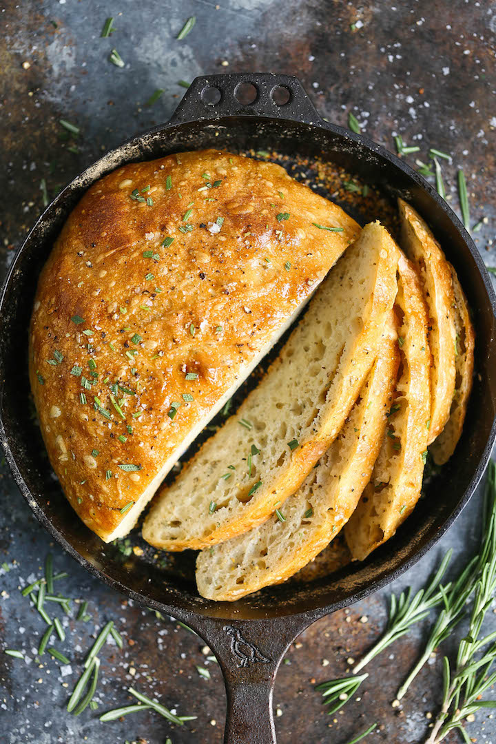 No Knead Rosemary Bread Recipe - A basic, FOOLPROOF homemade bread recipe here! Anyone can make this! And the bread comes out just perfect!