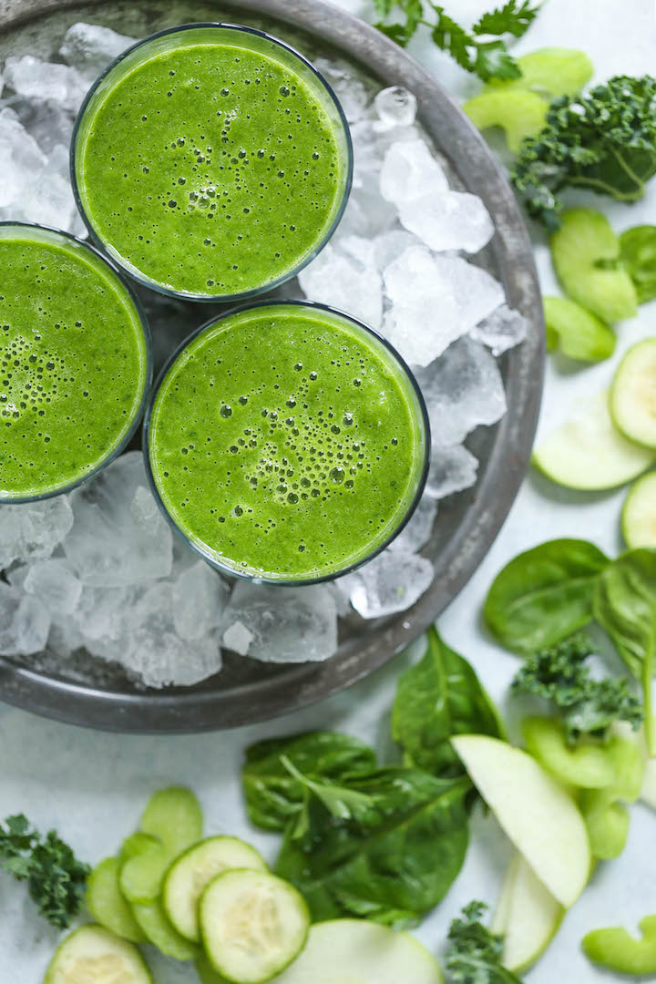 Green Detox Smoothie - Feel your best with this healthy, nutrient-rich, bikini-ready green smoothie! Loaded with powerful superfoods like spinach and kale, celery, apple, banana and ginger! Just 136 calories per serving.