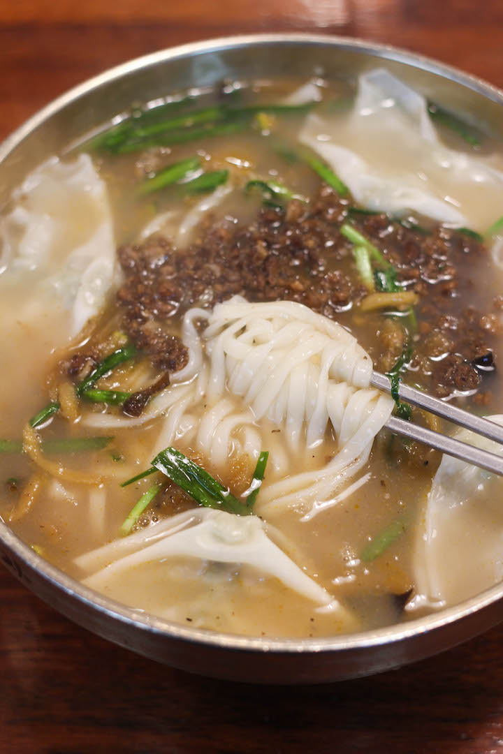 What to Eat in Seoul, South Korea - The ULTIMATE Seoul travel guide of Korean food! The most amazing, cheap and must eat street foods for all foodie lovers! 