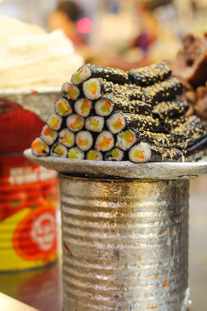 What to Eat in Seoul, South Korea - The ULTIMATE Seoul travel guide of Korean food! The most amazing, cheap and must eat street foods for all foodie lovers! 