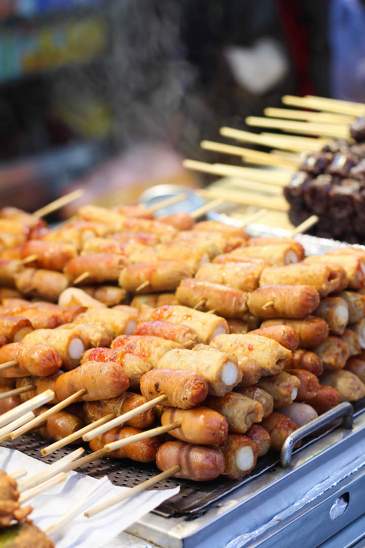 What to Eat in Seoul, South Korea - The ULTIMATE Seoul travel guide of Korean food! The most amazing, cheap and must eat street foods for all foodie lovers! 