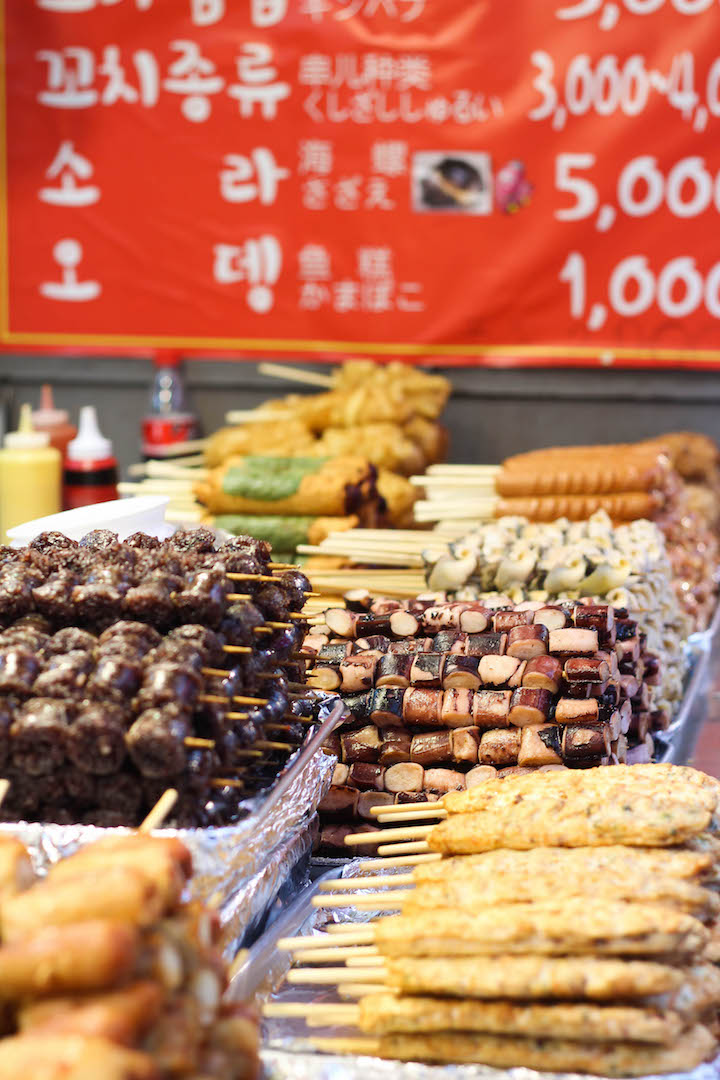 What to Eat in Seoul, South Korea - The ULTIMATE Seoul travel guide of Korean food! The most amazing, cheap and must eat street foods for all foodie lovers! 