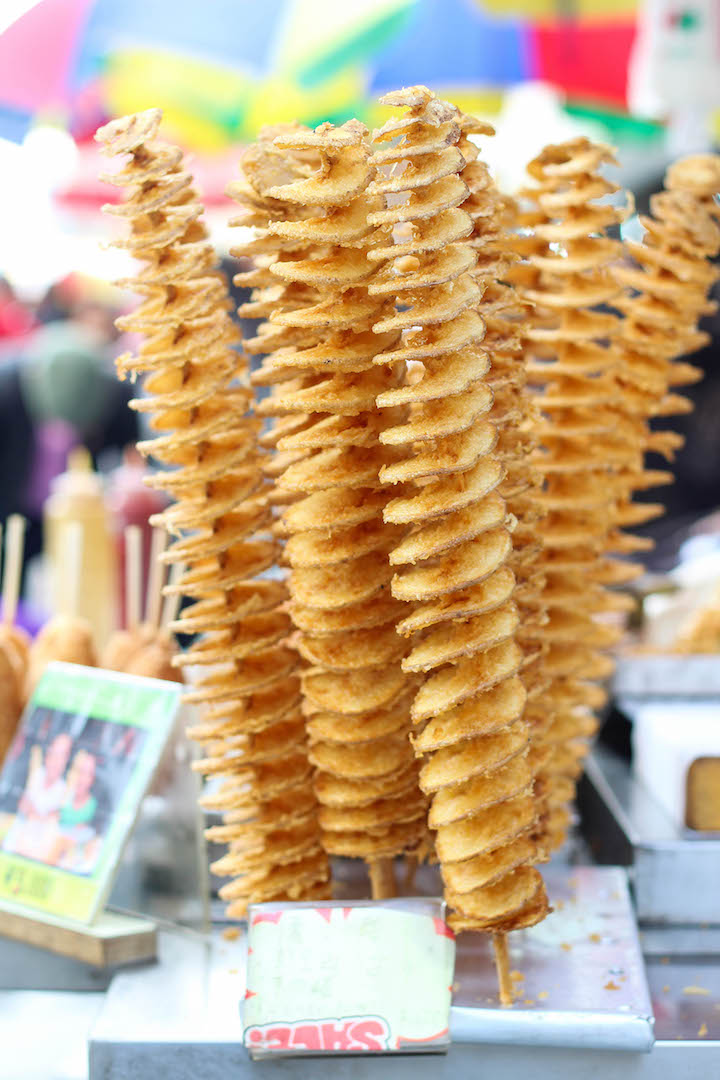 What to Eat in Seoul, South Korea - The ULTIMATE Seoul travel guide of Korean food! The most amazing, cheap and must eat street foods for all foodie lovers! 