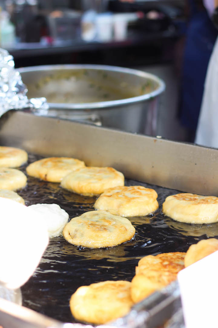 What to Eat in Seoul, South Korea - The ULTIMATE Seoul travel guide of Korean food! The most amazing, cheap and must eat street foods for all foodie lovers! 