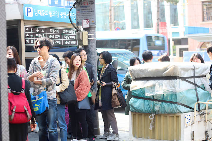 What to Eat in Seoul, South Korea - The ULTIMATE Seoul travel guide of Korean food! The most amazing, cheap and must eat street foods for all foodie lovers! 