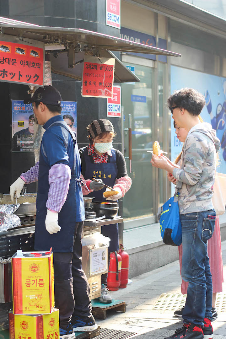 What to Eat in Seoul, South Korea - The ULTIMATE Seoul travel guide of Korean food! The most amazing, cheap and must eat street foods for all foodie lovers! 