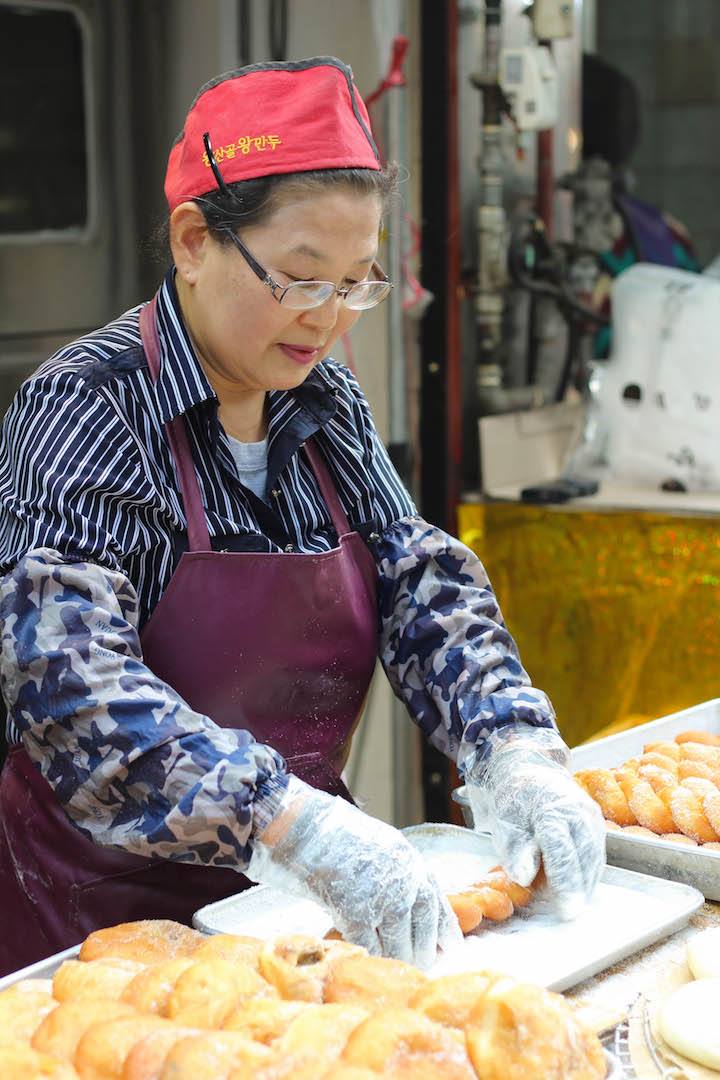 What to Eat in Seoul, South Korea - The ULTIMATE Seoul travel guide of Korean food! The most amazing, cheap and must eat street foods for all foodie lovers! 