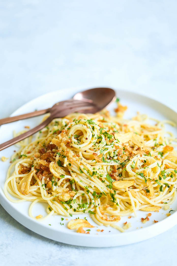Spaghetti Aglio e Olio - A weeknight hero (30 min meal!) made with pasta, breadcrumbs, garlic and Parmesan. Simple, budget-friendly + so good!