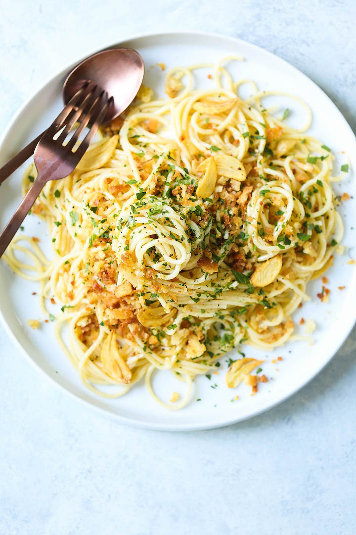 Spaghetti Aglio e Olio - A weeknight hero (30 min meal!) made with pasta, breadcrumbs, garlic and Parmesan. Simple, budget-friendly + so good!
