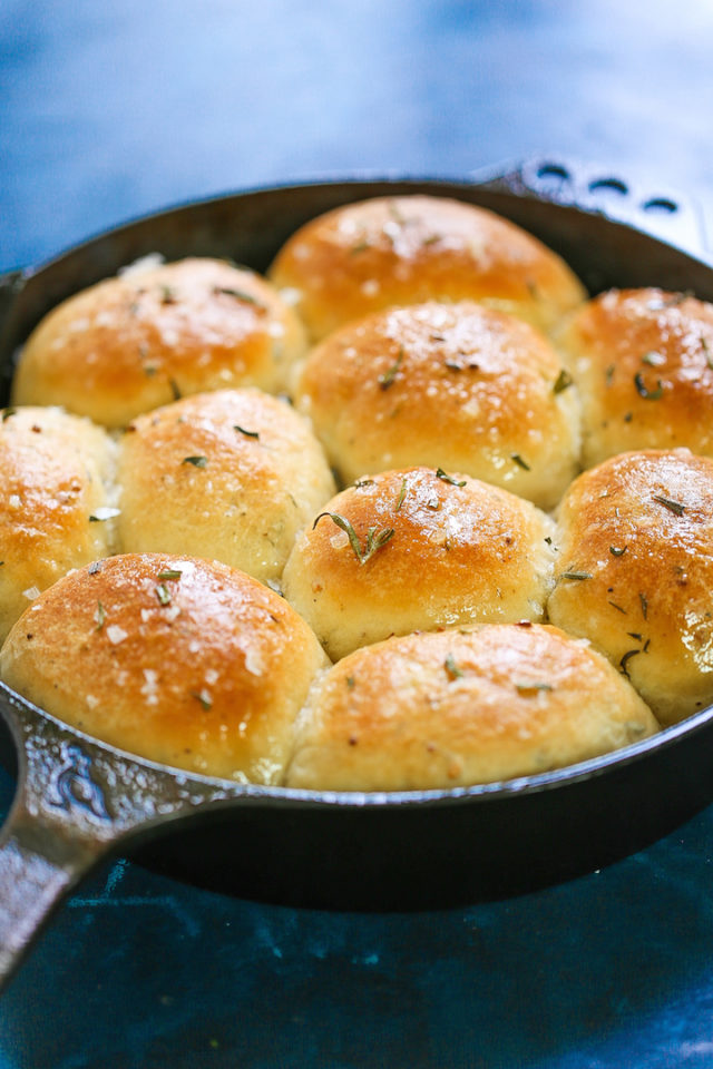 Skillet Garlic Butter Rosemary Dinner Rolls Damn Delicious 4717