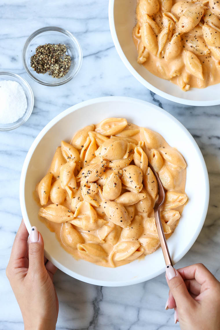 Easy Instant Pot Mac and Cheese - A super short ingredient list with just 6 min in the pressure cooker! So easy, quick, and unbelievably creamy. SO SO GOOD.