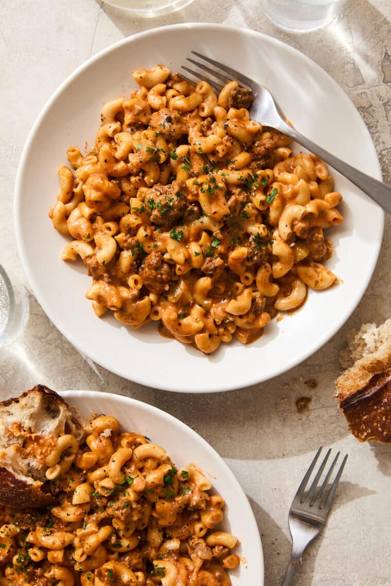 Instant Pot Cheeseburger Mac and Cheese - Homemade hamburger helper! Quick, easy, budget-friendly, and tastes SO much better than the boxed mix. A family (and childhood) favorite!